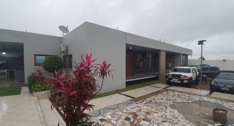 VENDO CASA DE LUXO EM KUMBEZA