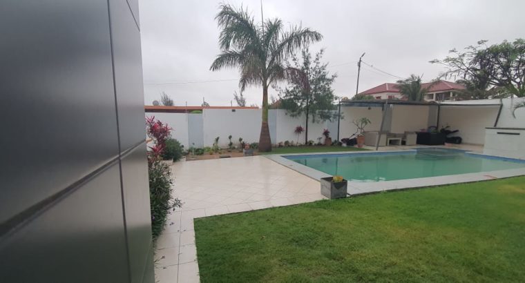 VENDO CASA DE LUXO EM KUMBEZA